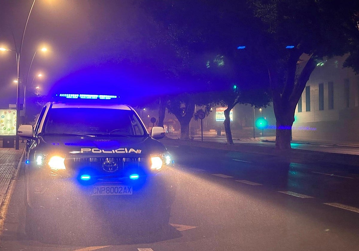 Imagen de archivo de un coche de Policía Nacional en Almería