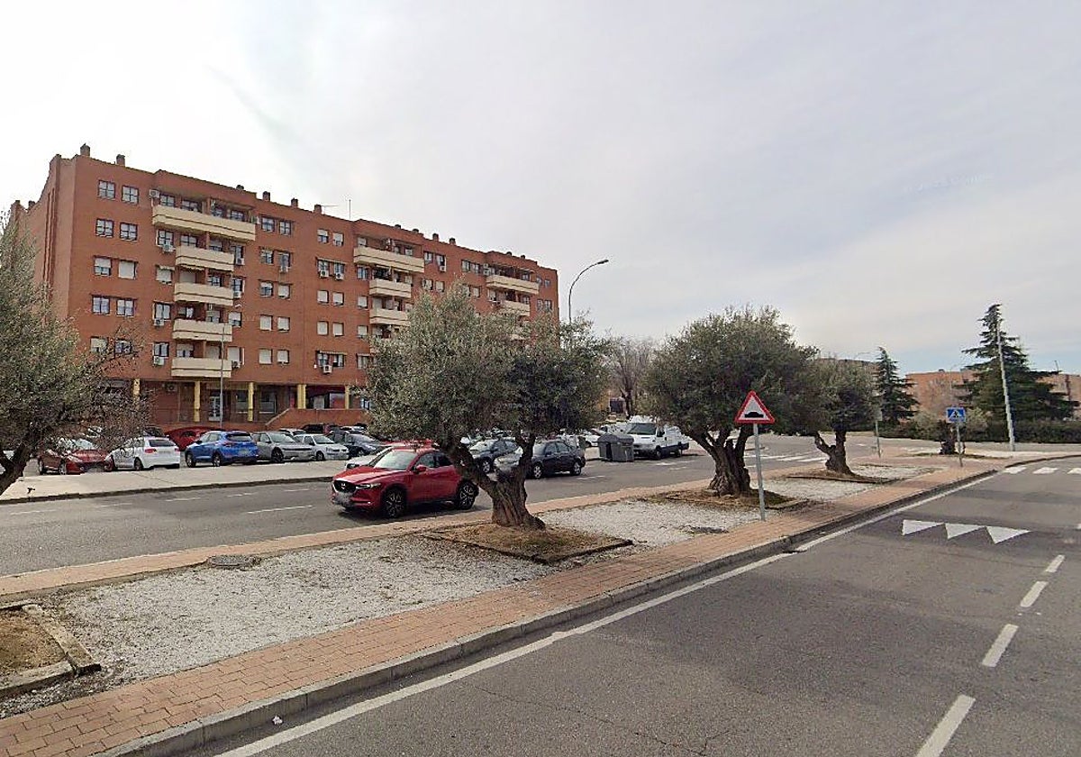 Sobre estas líneas, barrio del Polígono de Toledo