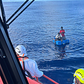 Rescatados dos cayucos e inmigrantes sobre balsas de bidones en El Hierro