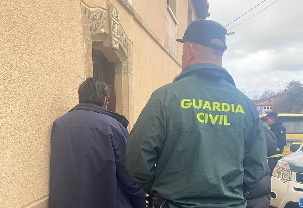 Un agente de la Guardia Civil, con 'Tomasín'