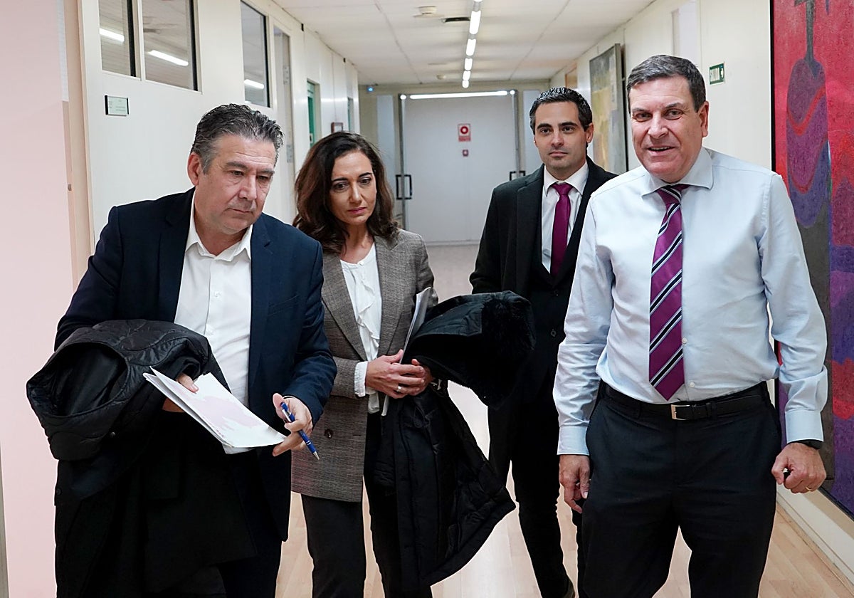 El consejero de Economía y Hacienda y portavoz de la Junta, Carlos Fernández Carriedo, se reúne con Luis Mariano Santos de UPL