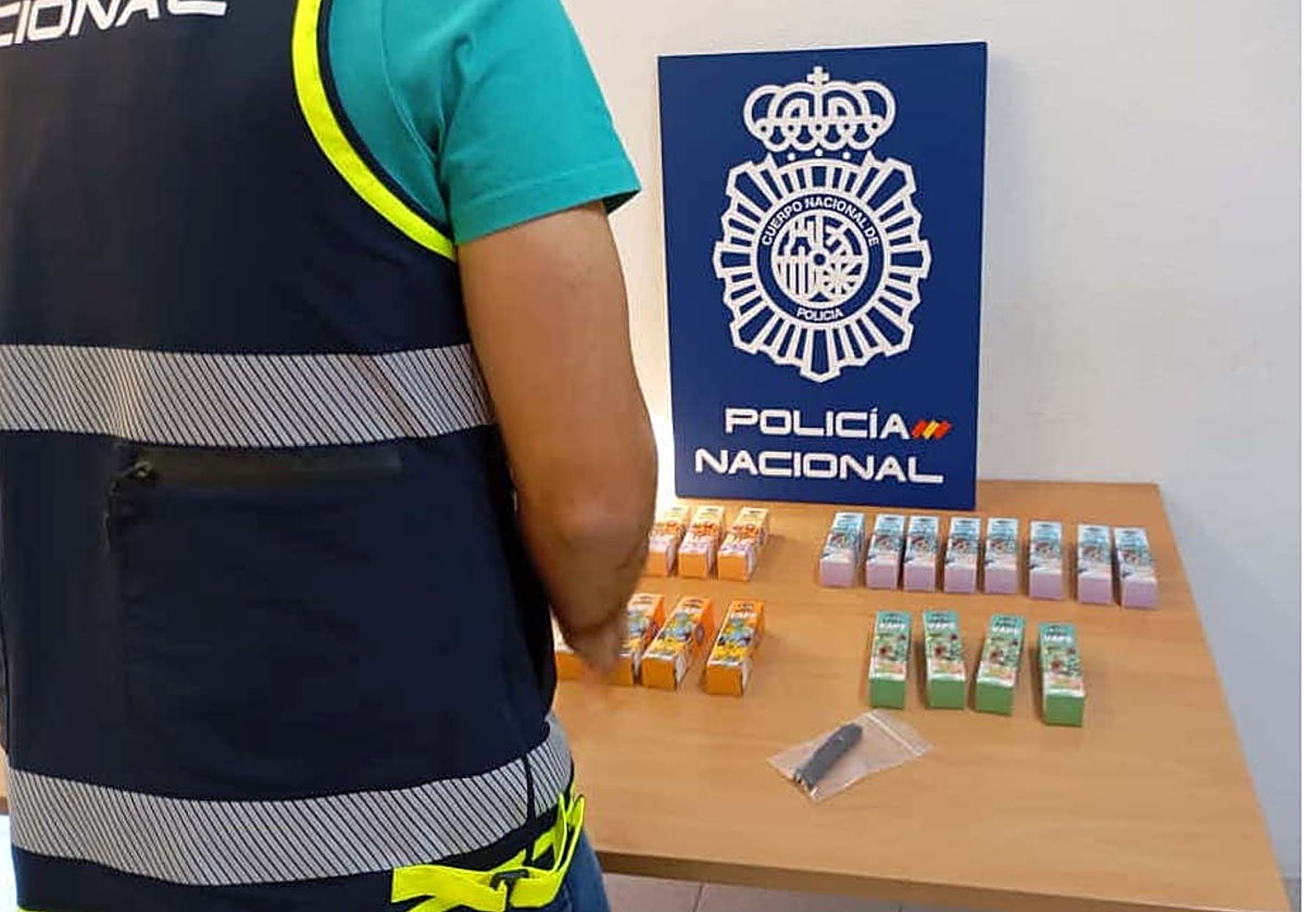 Un investigador de la Policía Nacional revisa el material intervenido en Orihuela (Alicante)