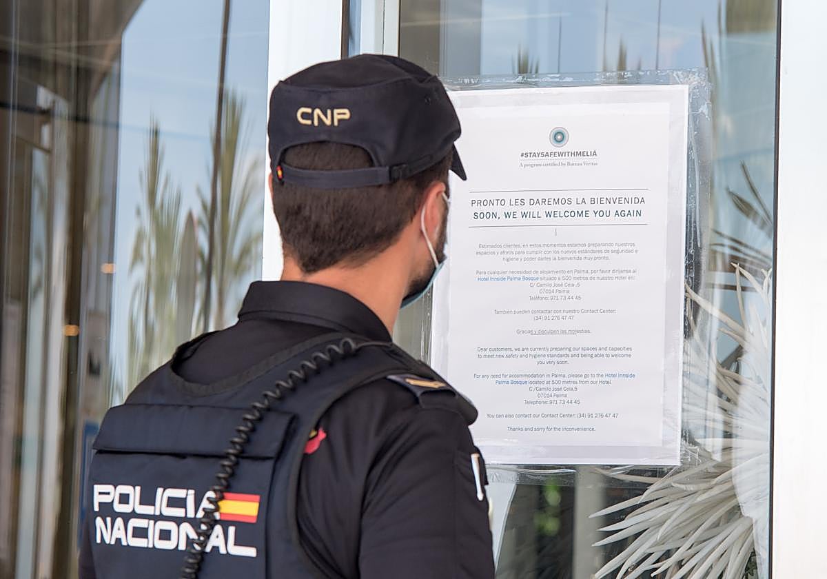 Un policía nacional, en Ibiza.