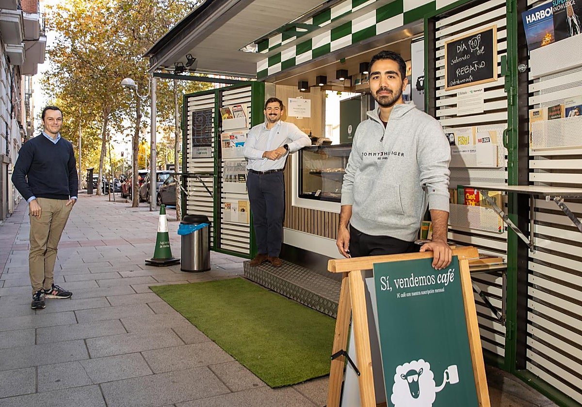 Javi, Álvaro y Guillermo, dueños de El Rebaño, el quiosco que acaba de abrir en la calle de José Abascal
