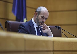 Un micrófono abierto capta al presidente del Senado quejándose de los parlamentarios: «Les importa tres pollas en vinagre»