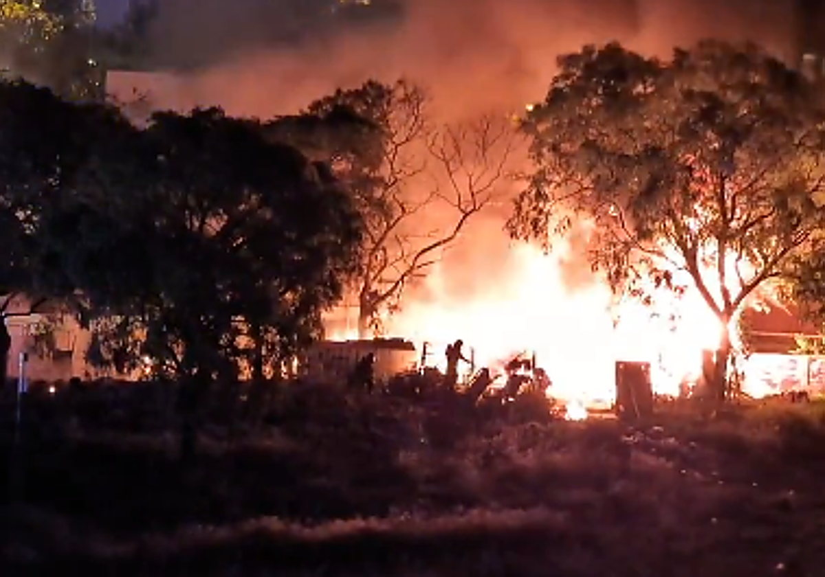 El fuego devora un asentamiento chabolista de Barcelona.