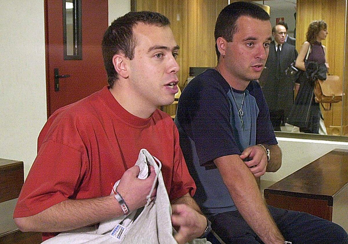 Los presuntos miembros del comando Ituren de ETA, Luis Mariñelarena y Asier Carrera (i-d), conversan en el recinto cerrado dentro de la sala de la Audiencia Nacional