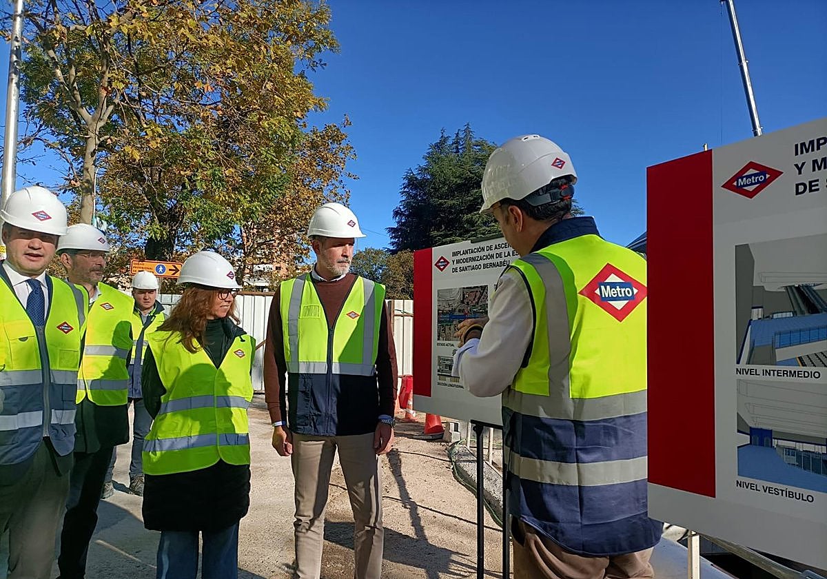 El viceconsejero de Vivienda, Transportes e Infraestructuras de la Comunidad de Madrid, José María García, durante una visita a las obras