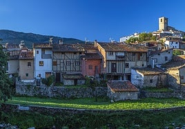 El pueblo de Cáceres donde se rodó 'El cuco de cristal', la serie que arrasa en Netflix: popular por su barrio judío y su espectacular entorno natural
