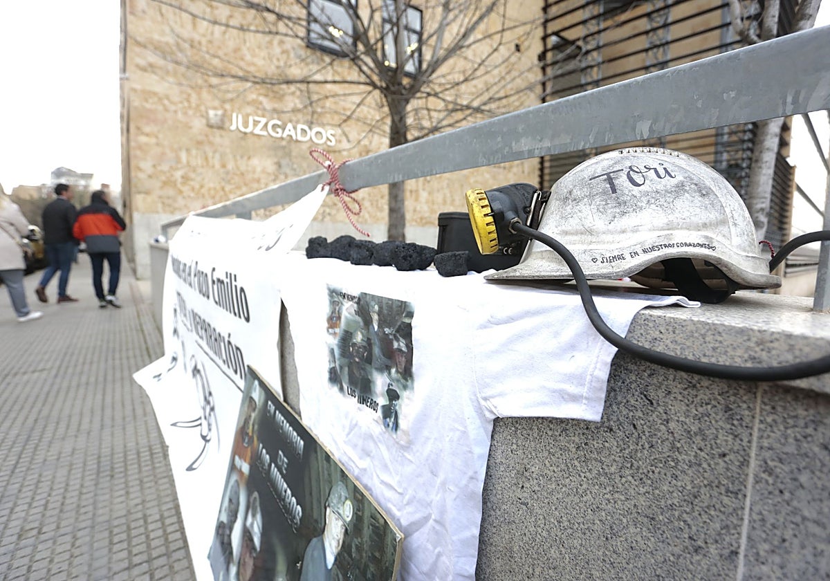 Imagen de un casco minero a la entrada de los juzgados en los que se celebró el juicio por la muerte de los seis mineros en 2023