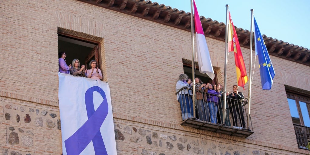 La Delegación del Gobierno en Castilla-La Mancha muestra su apoyo a las mujeres maltratadas con el despliegue del lazo morado por el 25N
