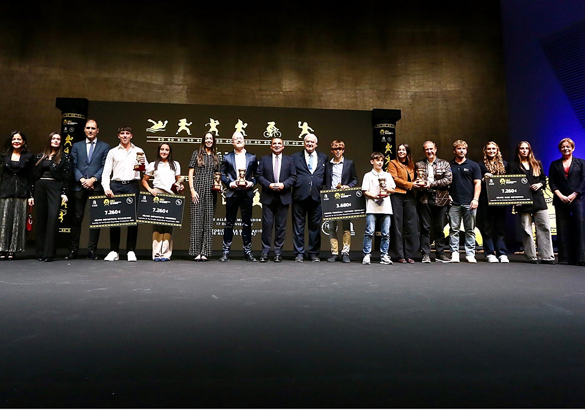 Premiados como los mejores deportistas del año por la Diputación de Alicante, durante la gala en el Auditorio ADDA