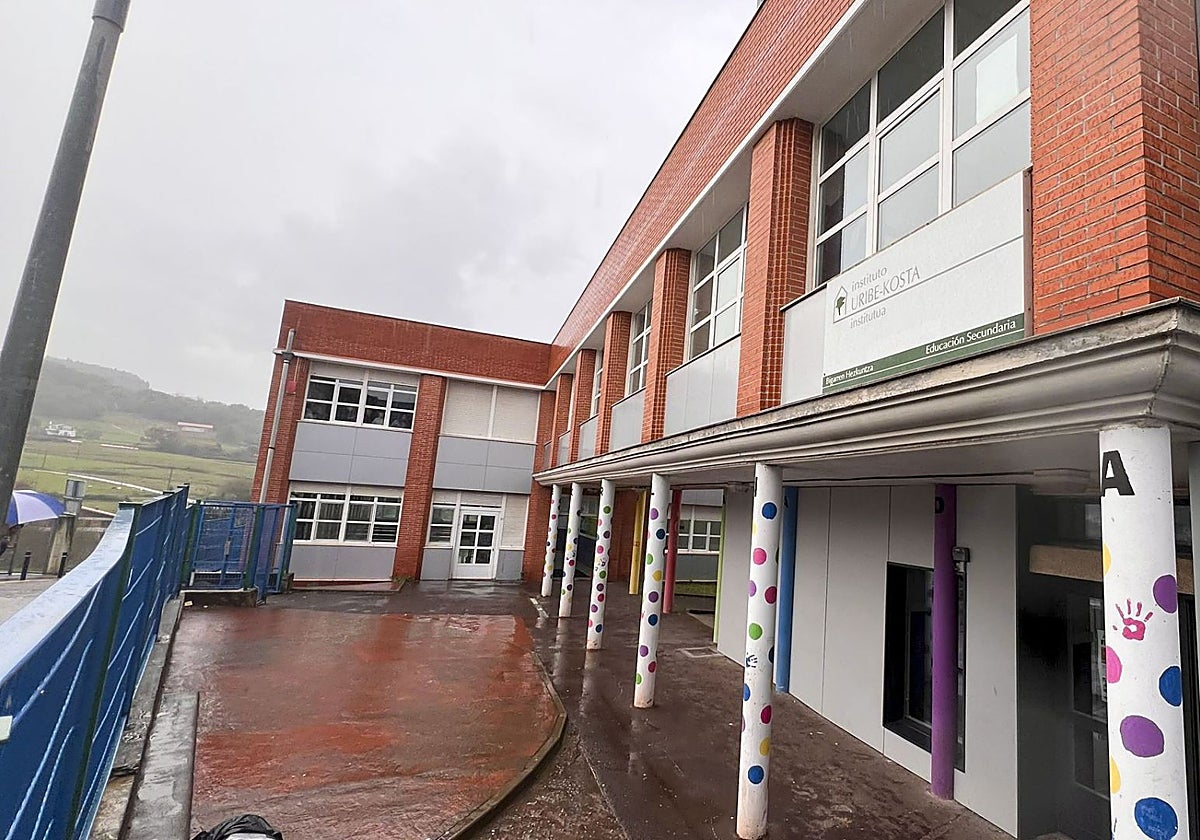 Imagen del instituto Uribe Kosta en Plentzia donde la profesora que ha denunciado haber sufrido acoso por parte de alumnos de ese centro