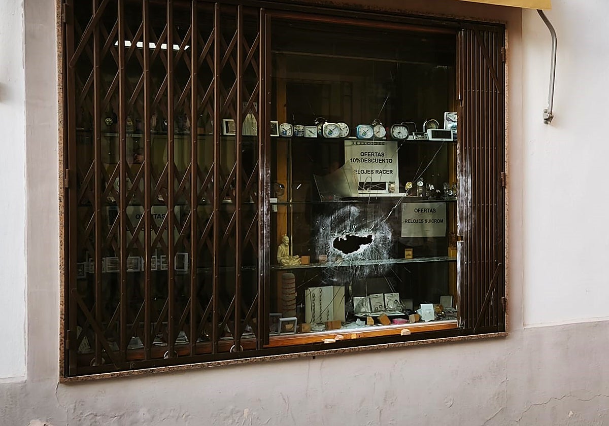 Escaparate tras el robo de relojes en Priego de Córdoba