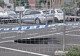 La lluvia abre un socavón en el parking de Valdeolleros, inaugurado el pasado mes de junio