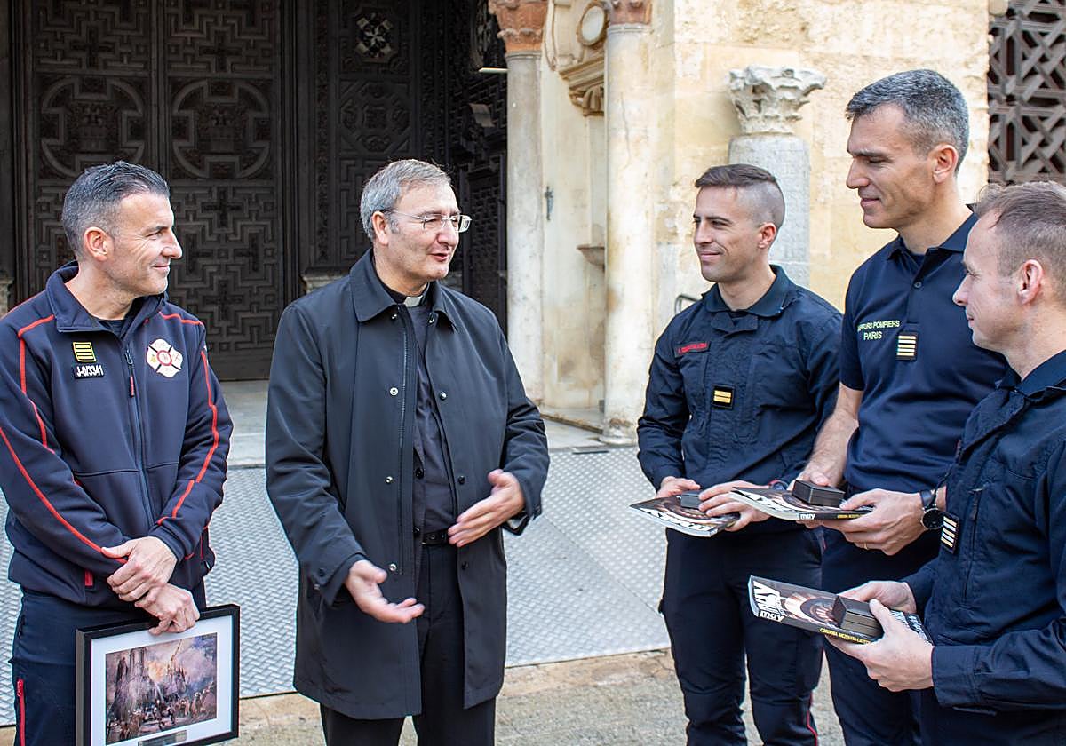 El deán-presidente del Cabildo con la delegación de la Brigada de Bomberos de París en la Mezquita-Catedral