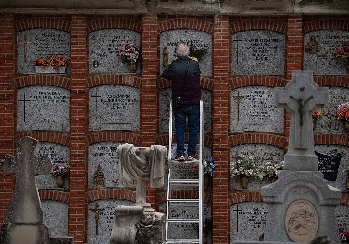 Día de Todos los Santos en el cementerio de la Almudena.