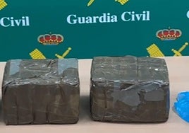 Una pareja se sale de la vía con el coche y la Guardia Civil descubre un alijo de droga al ir en su ayuda