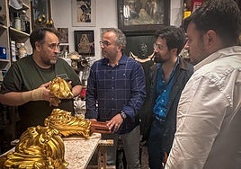 Rafael Barón restaura el sarcófago y el paso del Santo Sepulcro de El Carpio