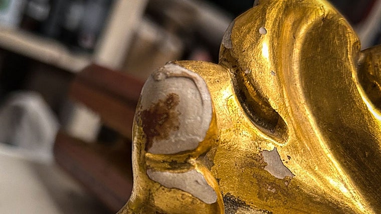 Una de las piezas depositadas por la cofradía en el taller de Rafael Barón