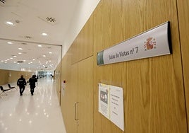 La Fiscalía de Córdoba mantiene la petición de 22 años de cárcel para una pareja que maltrató a su hijo desde bebé y quedó en silla de ruedas