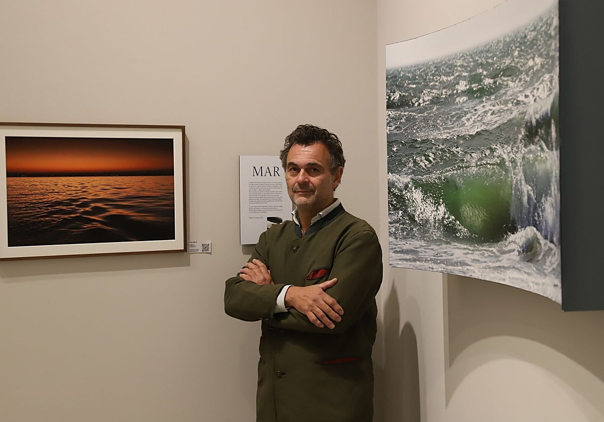 Rafael E. Cárdenas, entre dos de sus obras