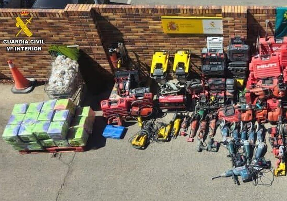 Parte de los objetos incautados.