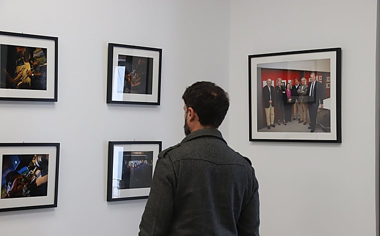 Imagen principal - Imágenes de la exposición abierta en la nueva sede de la Fundación Manuel Álvarez Ortega y acto de inauguración