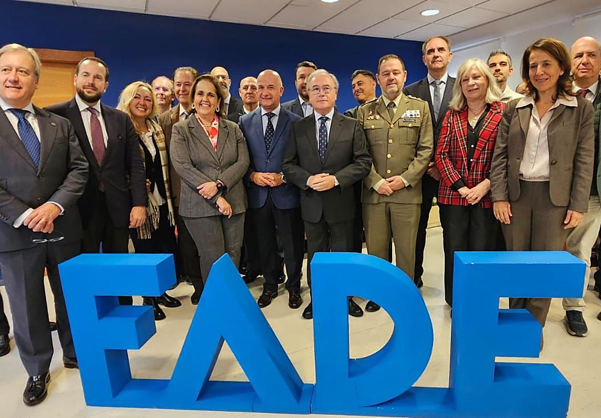 Foto de familia de los participantes en el foro de CECO en Oviedo sobre la BLET