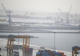 Detenido un guardia civil en el puerto de Bilbao cuando transportaba 120 kilos de cocaína en un coche patrulla