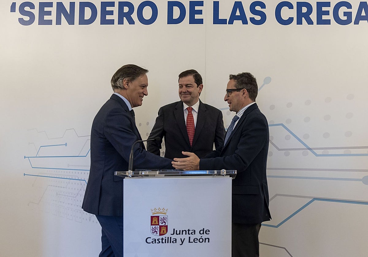 El presidente de la Junta de Castilla y León, Alfonso Fernández Mañueco, firma el protocolo de colaboración con el Ayuntamiento de Salamanca y la Universidad, para el desarrollo de un Distrito Tecnológico