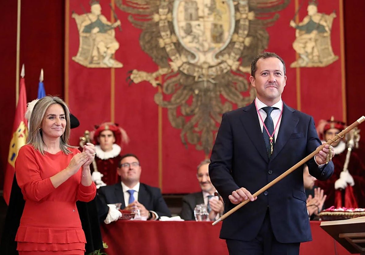 Carlos Velázquez en su toma de posesión, recibió el bastón de manda de la exalcaldesa Milagros Tolón