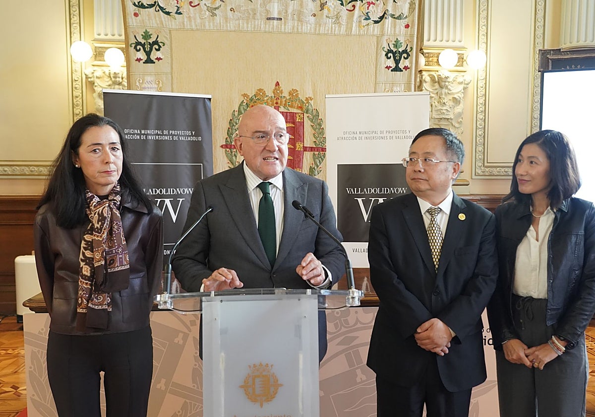 El alcalde de Valladolid, Jesús Julio Carnero, durante la recepción a una delegación de empresas chinas
