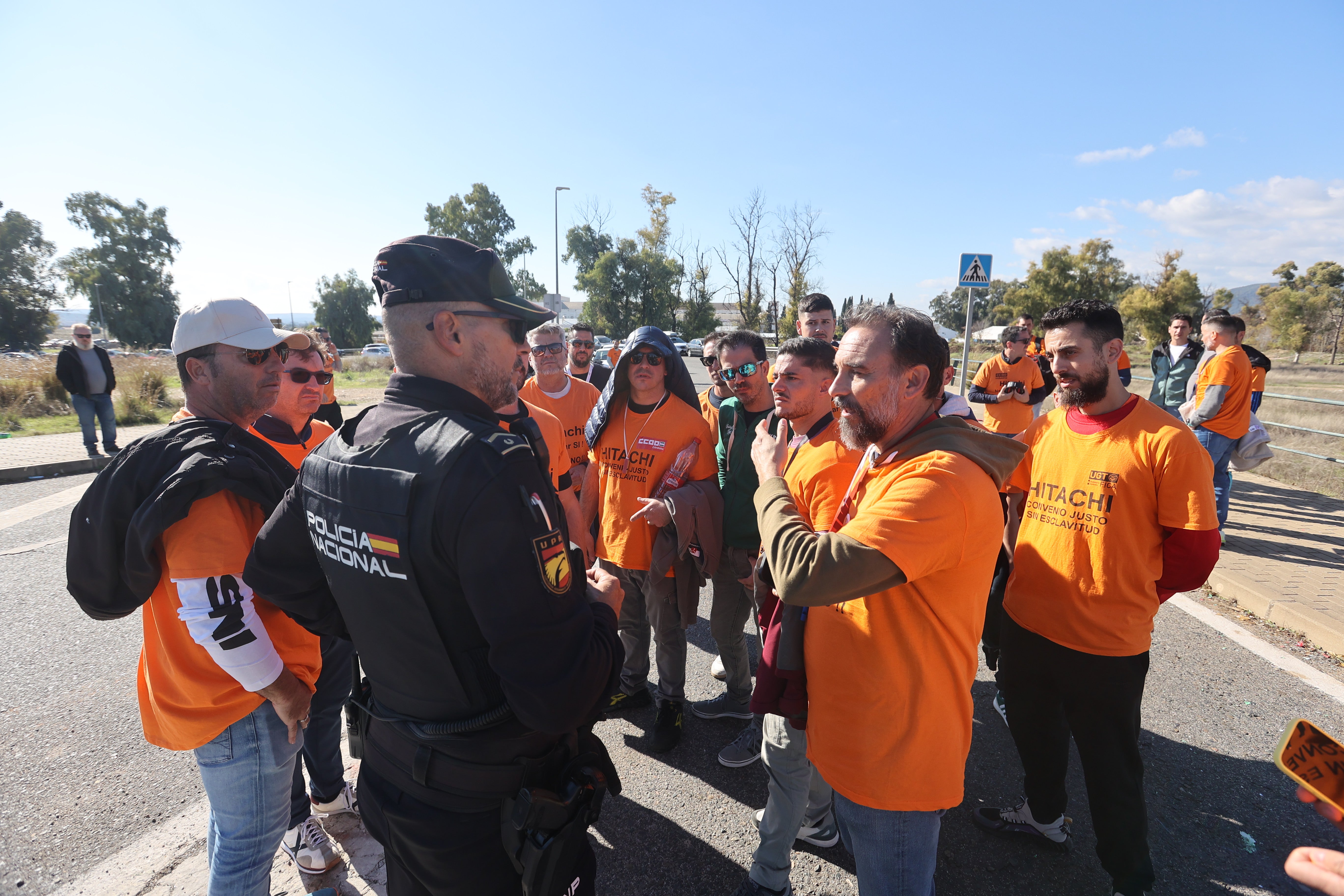 En imágenes, la tensa jornada de la plantilla de Hitachi en Córdoba