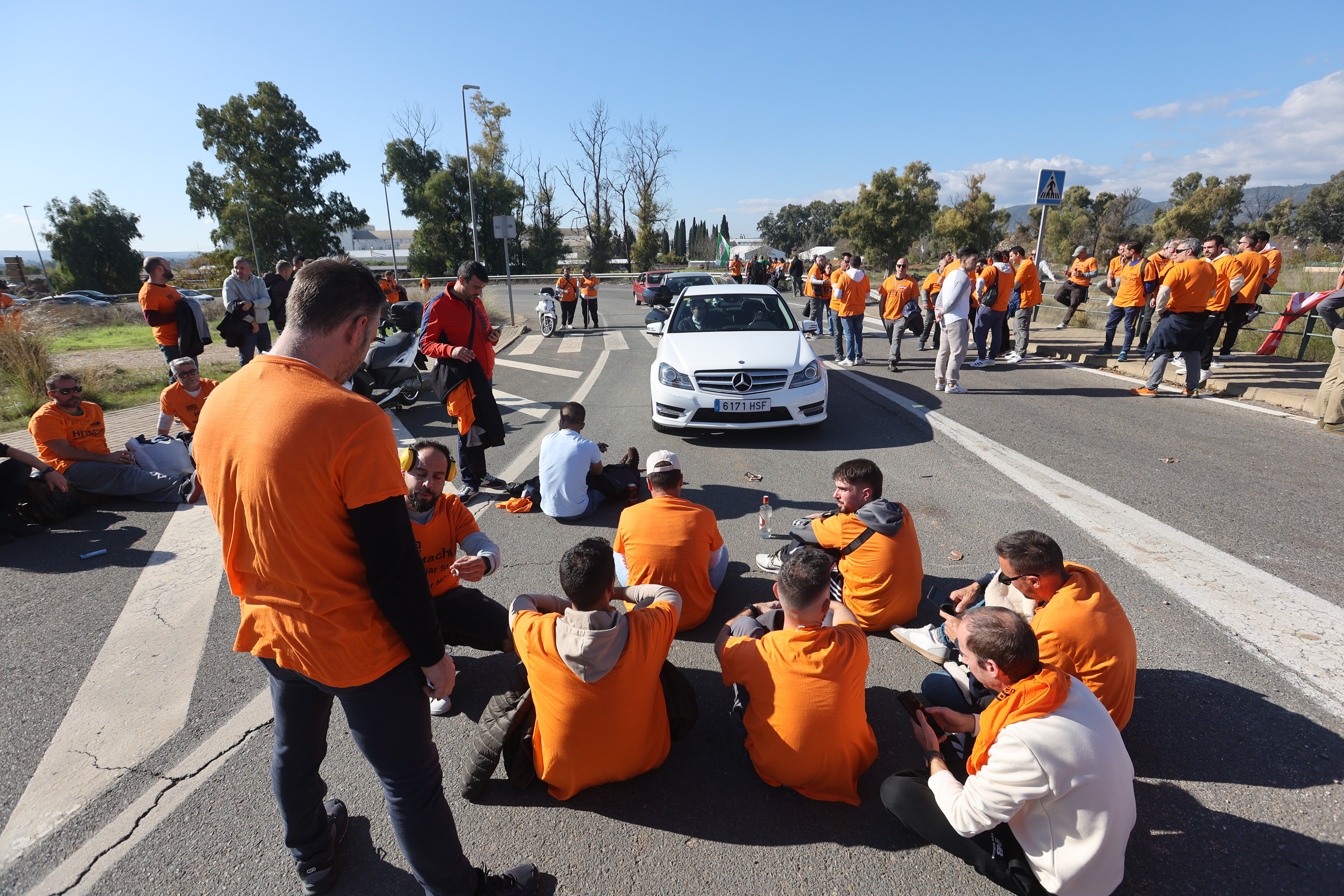 En imágenes, la tensa jornada de la plantilla de Hitachi en Córdoba
