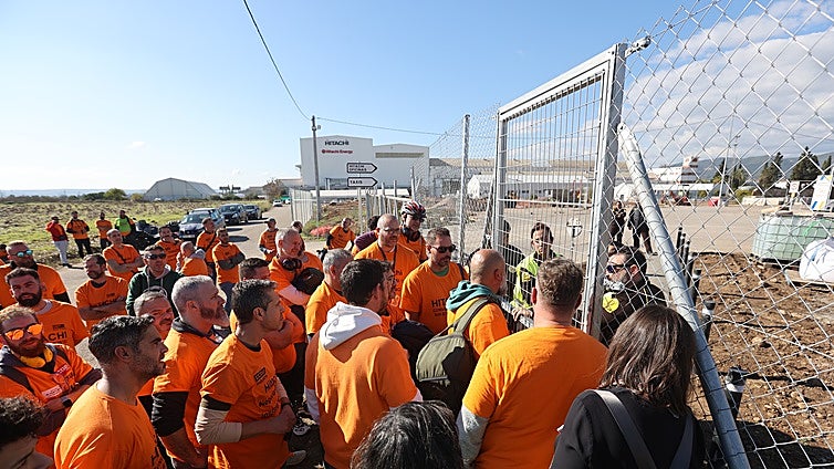 En imágenes, la tensa jornada de la plantilla de Hitachi en Córdoba