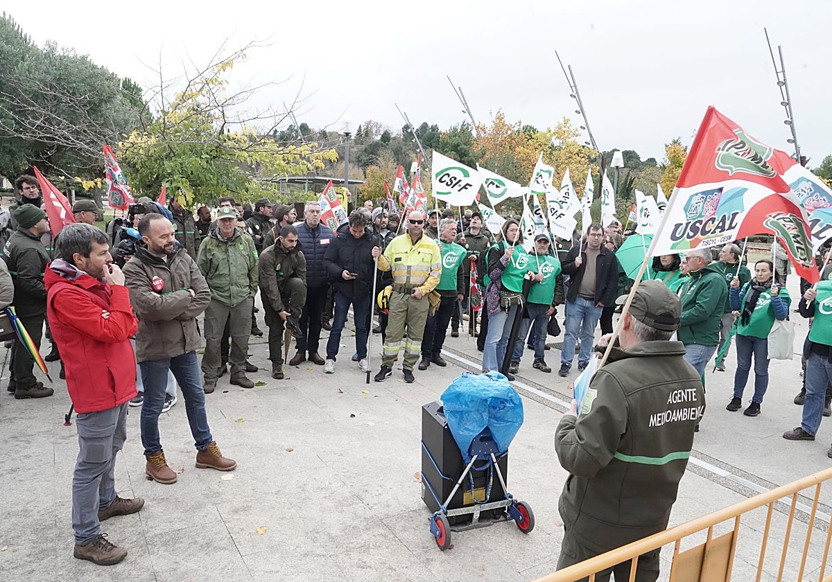 En una foto de archivo, CCOO, CSIF, UGT y TISCYL-USCAL se concentrAn para exigir mejoras urgentes en el operativo de incendios