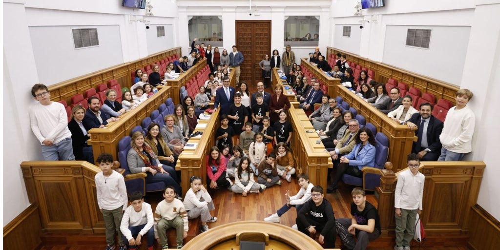 Los niños toman el Parlamento de Castilla-La Mancha a base de cuentos, teatro y  performance 