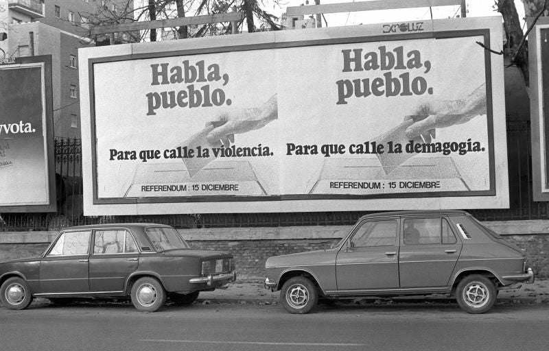 En 1976, los españoles votaron en referéndum la Ley de Reforma Política. Fue el 15 de diciembre, apenas un mes después de su aprobación en las Cortes. La norma se aprobó con más del 94% de los votos a favor en las urnas