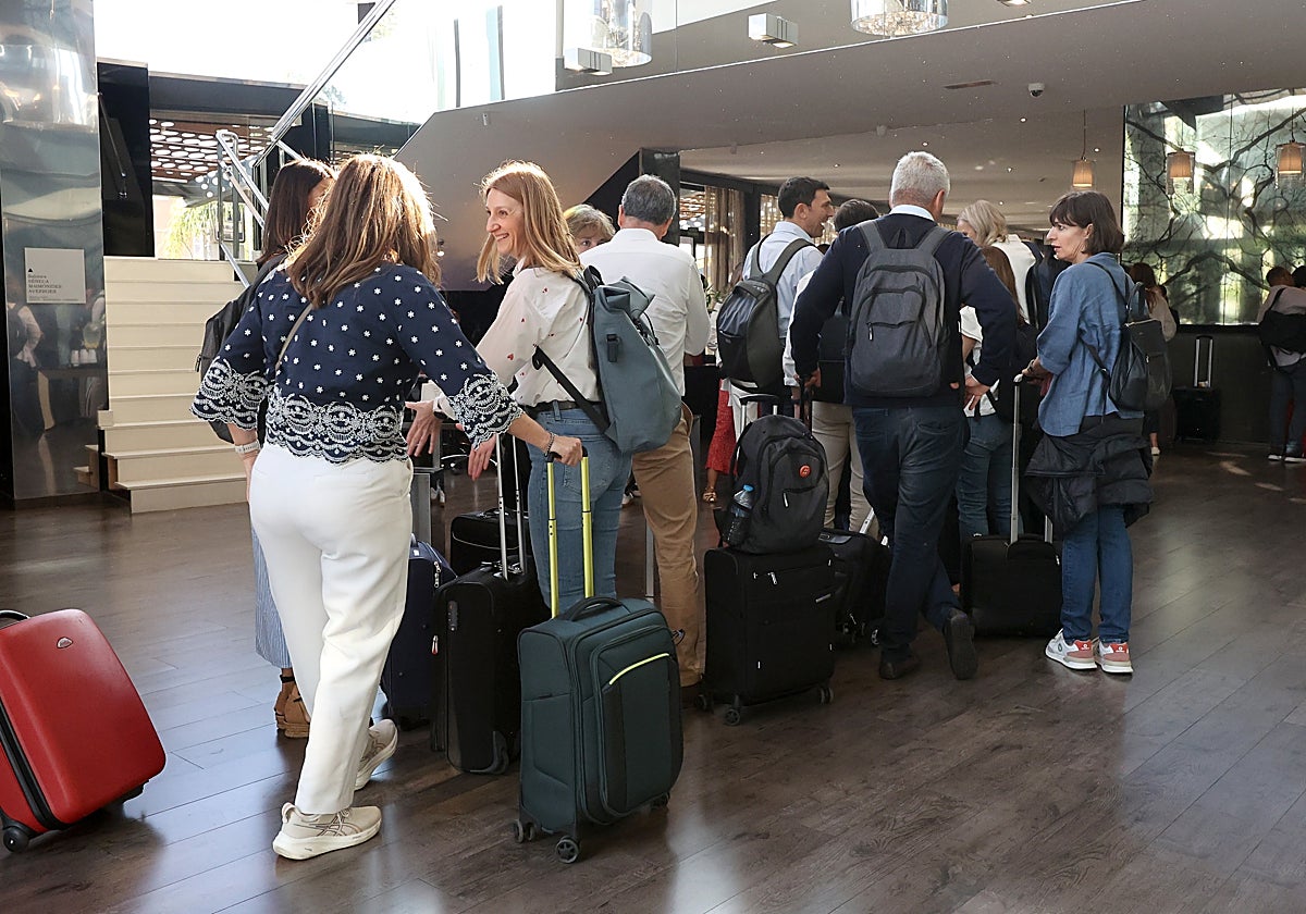 Cola de viajeros en la recepción de un hotel en Córdoba