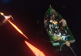 Desembarcan 18 inmigrantes en el muelle de Arguineguín (Gran Canaria)