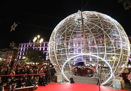 La gran bola de la Navidad convierte a la plaza de Zocodover en el epicentro de las fiestas