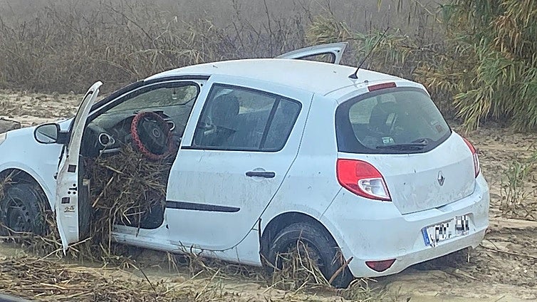 Así evitaron guardias civiles una tragedia en Montoro en el temporal: atravesaron una riada atados a una cuerda para salvar a tres personas