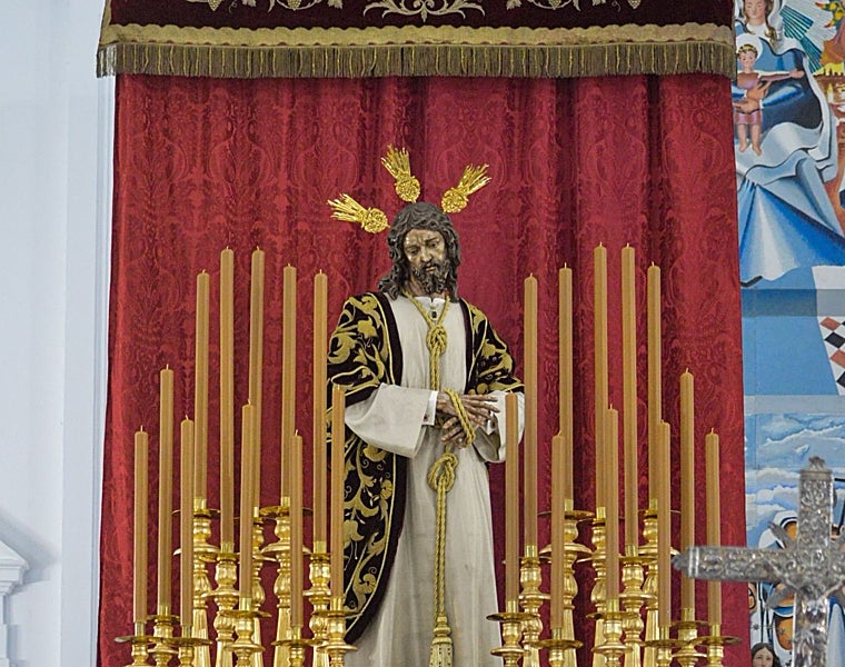 Nuestro Padre Jesús del Silencio, con mantolín bordado, en su altar de cultos para realzar el centenario de la solemnidad de Cristo Rey