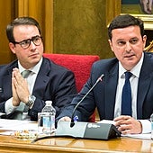 Fernando Giménez y Javier A. García durante un pleno en la Diputación de Almería