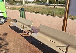 Sadeco limpia los bancos del nuevo parque Princesa de Asturias de Córdoba tras las pintadas
