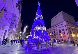 A qué hora encienden las luces de Navidad de Alicante hoy y dónde están las calles iluminadas, árboles y los belenes