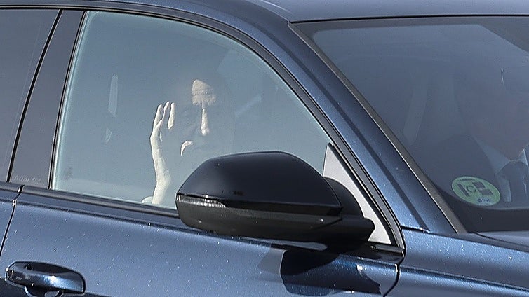 Don Juan Carlos pasa solo seis horas en Madrid para celebrar en familia  el 50 aniversario de su proclamación