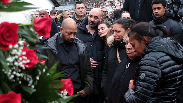 Familiares de Anilso, de origen caboverdiano, este domingo durante el funeral