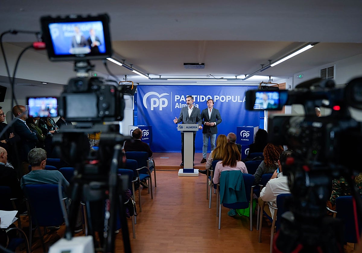 El presidente del PP de Almería y consejero de Agricultura, Pesca, Agua y Desarrollo Rural de la Junta de Andalucía, Ramón Fernández-Pacheco, este viernes en Almería durante una rueda de prensa